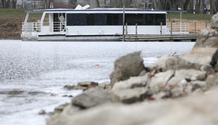 Madison to remove large stranded boat from Lake Mendota before ice settles | Local Government