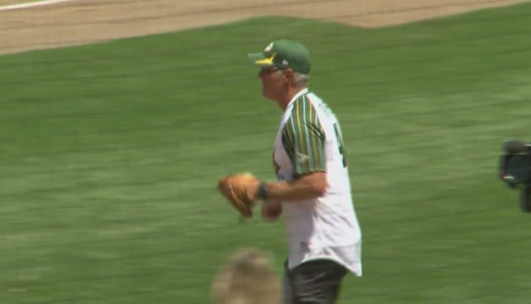  Fans pumped to see Brett Favre back at charity softball game |  WFRV Local 5
