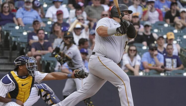 Daniel Vogelbach's home run caps Pirates win vs. Milwaukee