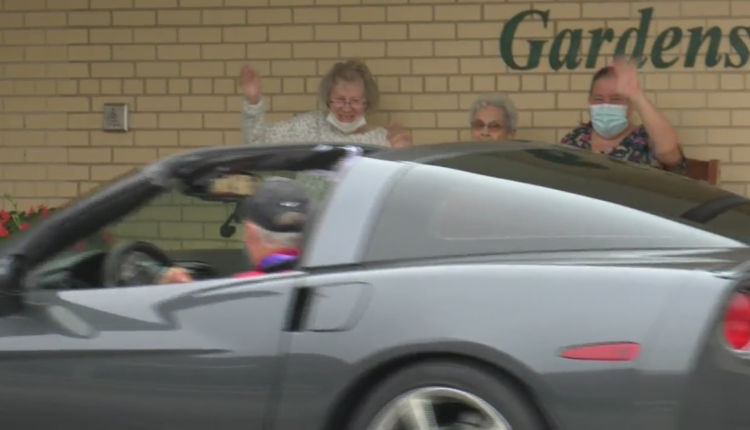  Car parade brings smiles;  awareness for Alzheimer's disease |  WFRV Local 5
