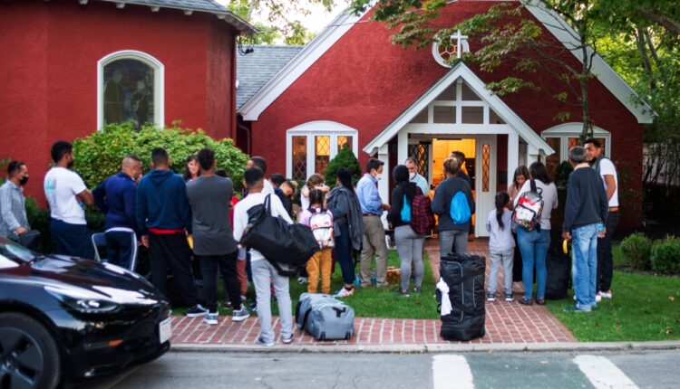  Florida flies “illegal immigrants” to Martha's Vineyard |  WFRV Local 5
