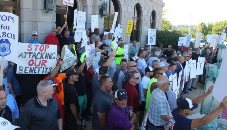  City and police union still stuck in contract negotiations.  Here's what both sides want
