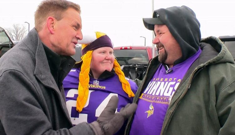  "I didn't see this coming!"  Vikings fans get engaged while tailgating in Green Bay
