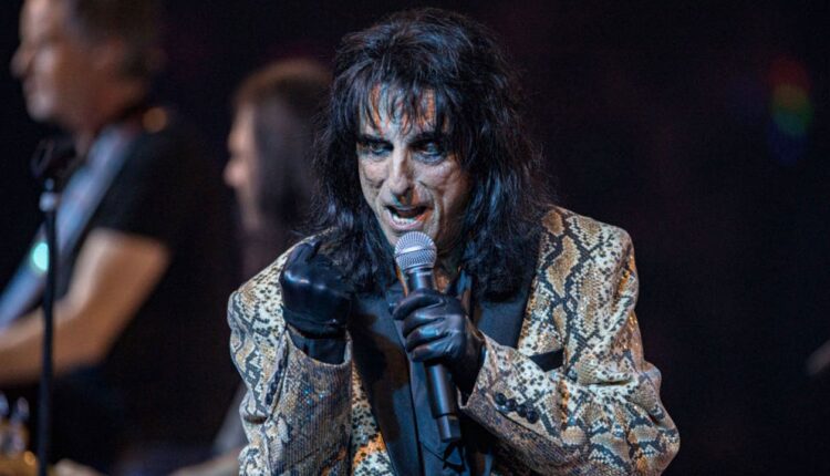 Alice Cooper Milwaukee concert; coming to Miller High Life Theatre in May